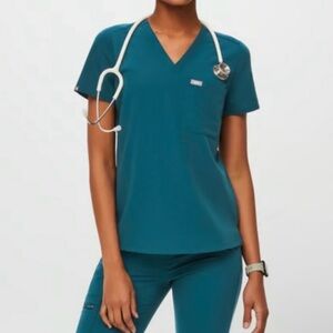 Catarina One-Pocket Scrub Top || Caribbean Blue || Figs